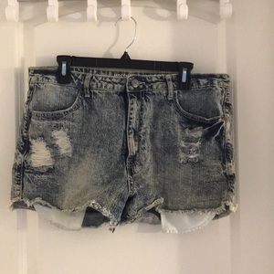 Women acid wash short